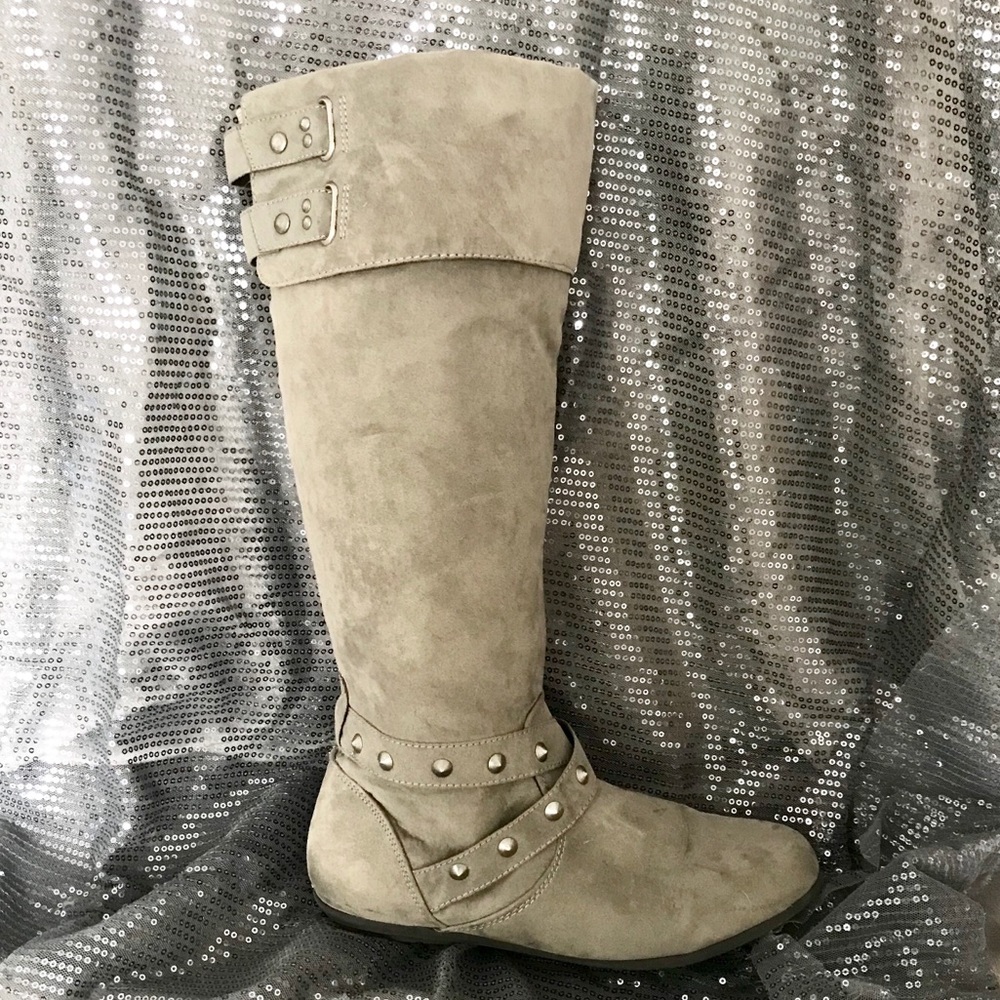 Gray Boots 😍 - Picture 2 of 4